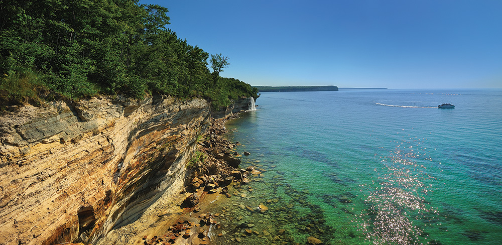 Pictured Rocks Cruises (ID 22328853 © MICHIGANNUT | DREAMSTIME.COM)